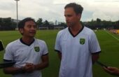 Paul Munster (kanan) pelatih baru Persebaya saat bersama Alimudin pelatih fisik Persebaya. Foto: Istimewa