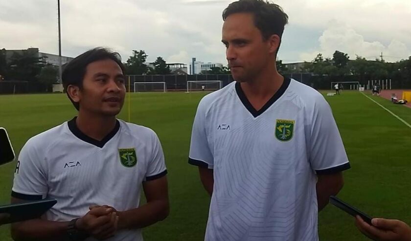 Paul Munster (kanan) pelatih baru Persebaya saat bersama Alimudin pelatih fisik Persebaya. Foto: Istimewa