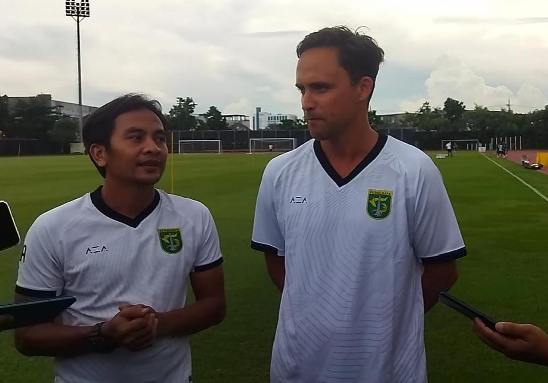 Paul Munster (kanan) pelatih baru Persebaya saat bersama Alimudin pelatih fisik Persebaya. Foto: Istimewa