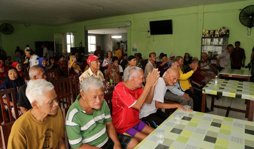 Sebanyak 204 lansia UPTD Griya Wreda Jambangan Surabaya saat ikuti sosialisasi KPU, Jumat (5/1/2024). Foto: Diskominfo Kota Surabaya