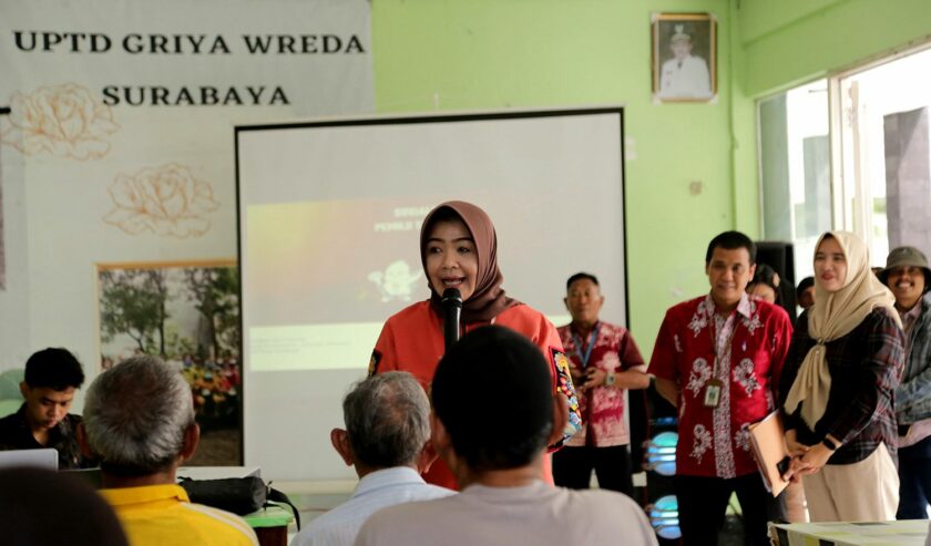 Anna Fajriatin Kepala Dinas Sosial saat komunikasi dengan ratusan lansia penghuni UPTD Griya Wreda, Jumat (5/1/2024). Foto: Diskominfo Kota Surabaya