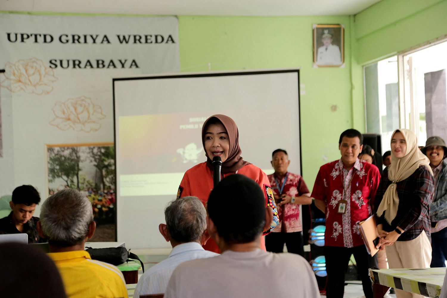 Anna Fajriatin Kepala Dinas Sosial saat komunikasi dengan ratusan lansia penghuni UPTD Griya Wreda, Jumat (5/1/2024). Foto: Diskominfo Kota Surabaya