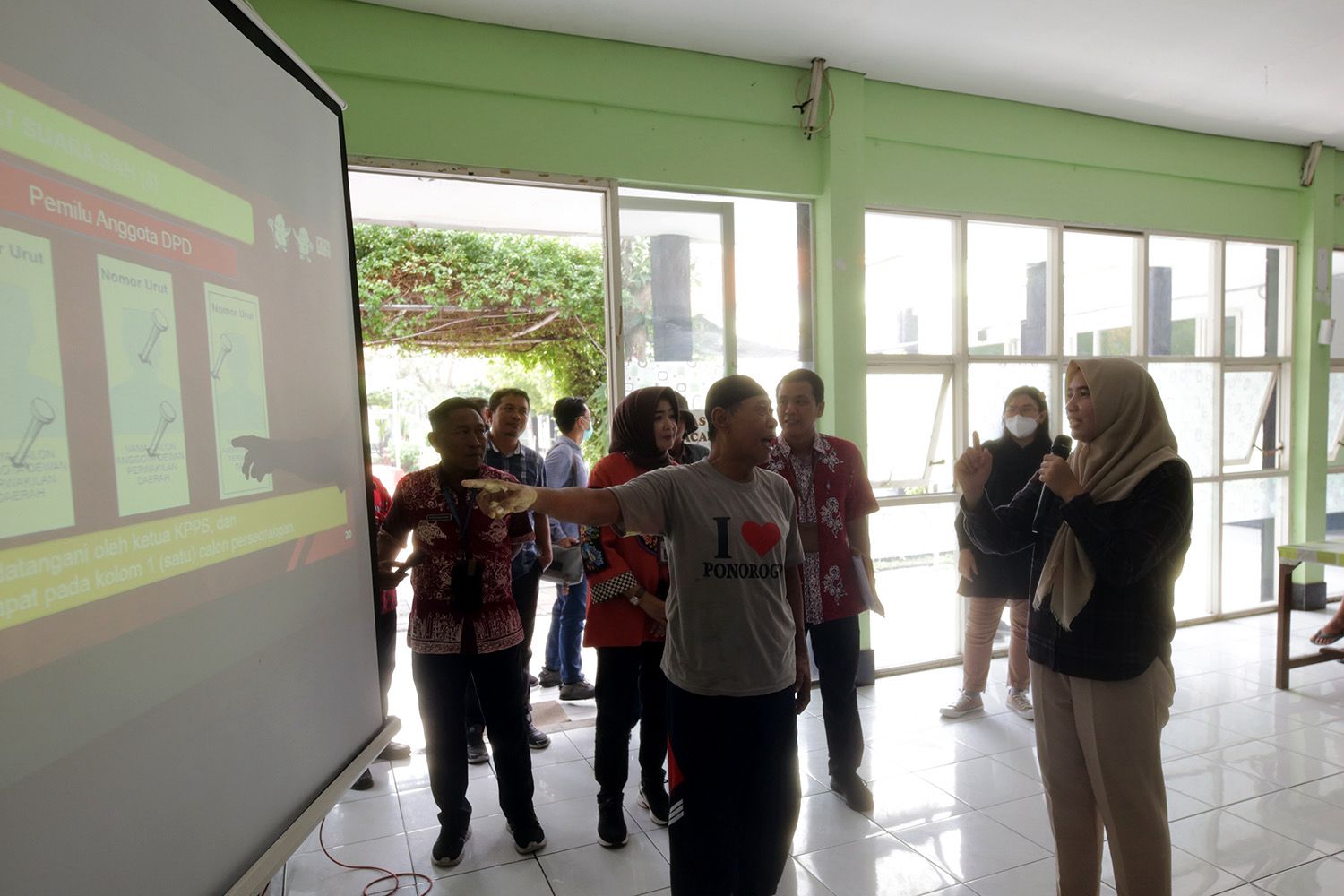 Naafilah Astri Swarist Komisioner KPU Surabaya Divisi Perencanaan, Data, dan Informasi saat sosialisasi pada pemilih lansia penghuni UPTD Griya Wreda, Jumat (5/1/2024). Foto: Diskominfo Kota Surabaya