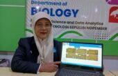 Awik Puji Dyah Nurhayati guru besar bidang biologi kanker dan imunologi Institut Teknologi Sepuluh Nopember (ITS) saat menunjukkan hasil risetnya mengenai pengembangan obat baru dari bahan spons laut. Foto: ITS