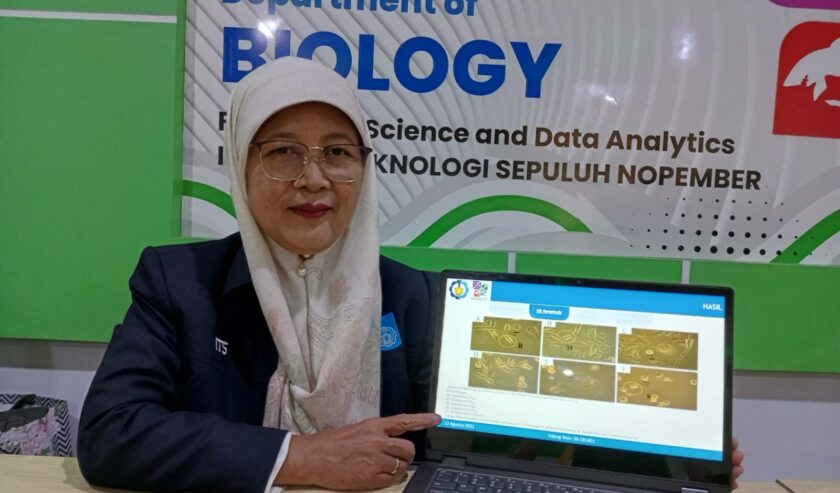 Awik Puji Dyah Nurhayati guru besar bidang biologi kanker dan imunologi Institut Teknologi Sepuluh Nopember (ITS) saat menunjukkan hasil risetnya mengenai pengembangan obat baru dari bahan spons laut. Foto: ITS