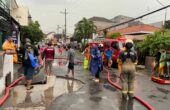 Petugas gabungan saat menyedot air saluran pascabanjir di Dukuh Kupang Barat I Surabaya, Selasa (9/1/2024). Foto: Meilita suarasurabaya.net