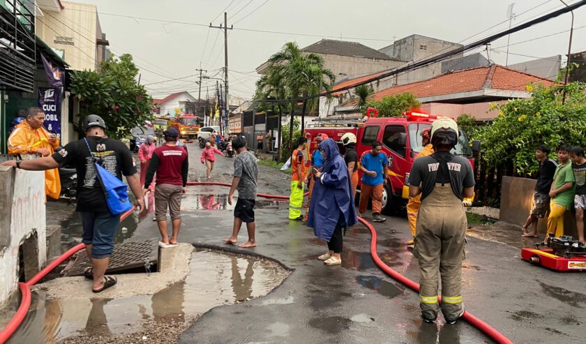 Petugas gabungan saat menyedot air saluran pascabanjir di Dukuh Kupang Barat I Surabaya, Selasa (9/1/2024). Foto: Meilita suarasurabaya.net