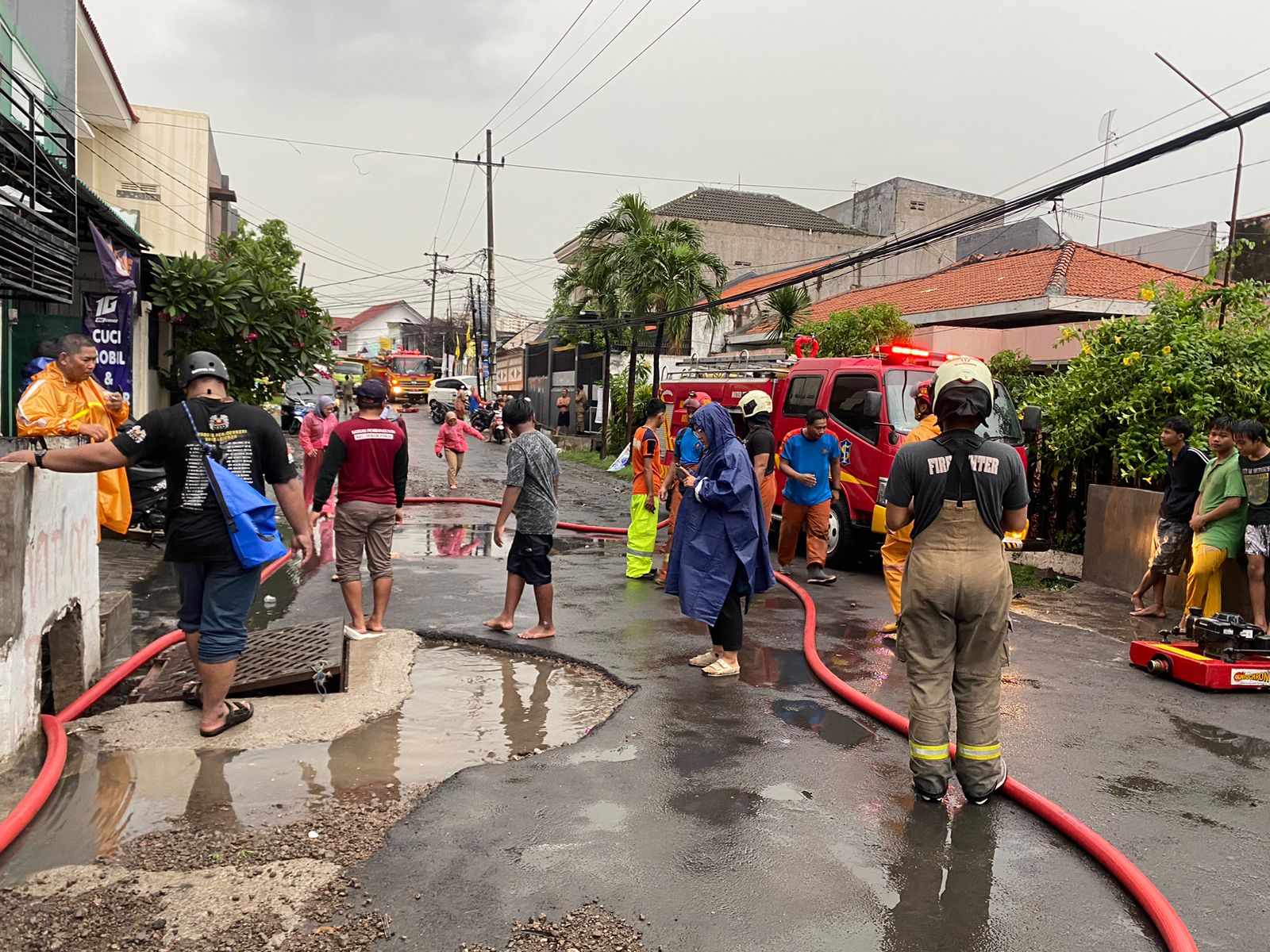 Petugas gabungan saat menyedot air saluran pascabanjir di Dukuh Kupang Barat I Surabaya, Selasa (9/1/2024). Foto: Meilita suarasurabaya.net