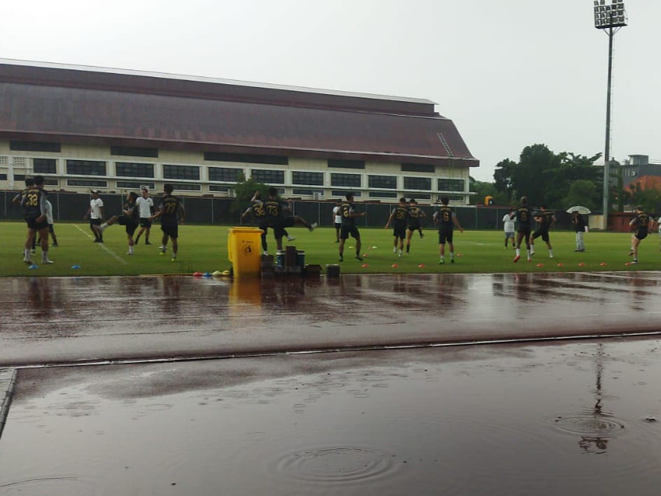 Sesi latihan Persebaya di Lapangan Thor Surabaya, Selasa (9/1/2024). Foto: Risky suarasurabaya.net