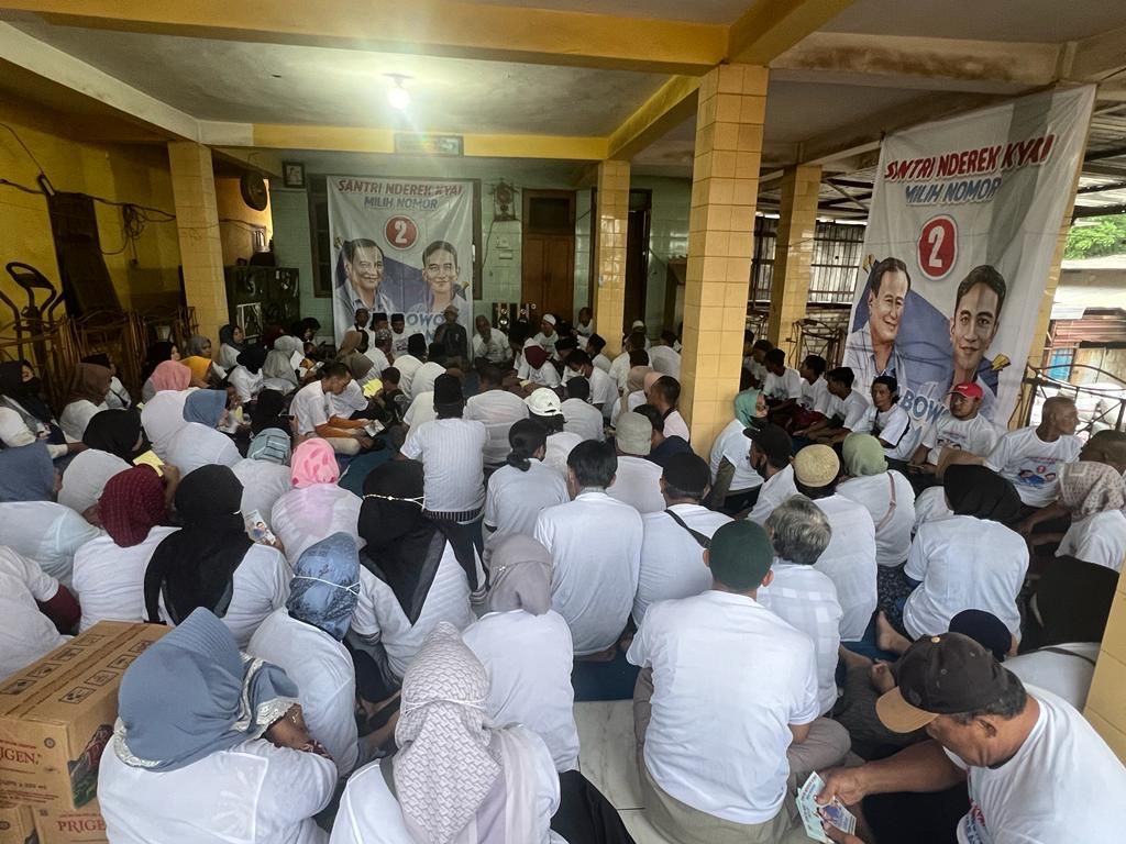 Para Relawan Santri Nderek Kiai yang diberi nama Relawan Gus Ipul Sekjen PBNU saat berkumpul di Kabupaten Pasuruan, Kamis (11/1/2024) kemarin. Foto: Istimewa