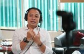 Eri Cahyadi Wali Kota Surabaya dalam talkshow Semanggi Suroboyo di Radio Suara Surabaya dengan topik Merawat Kota Surabaya, Jumat pagi (12/1/2024). Foto: Chandra suarasurabaya.net