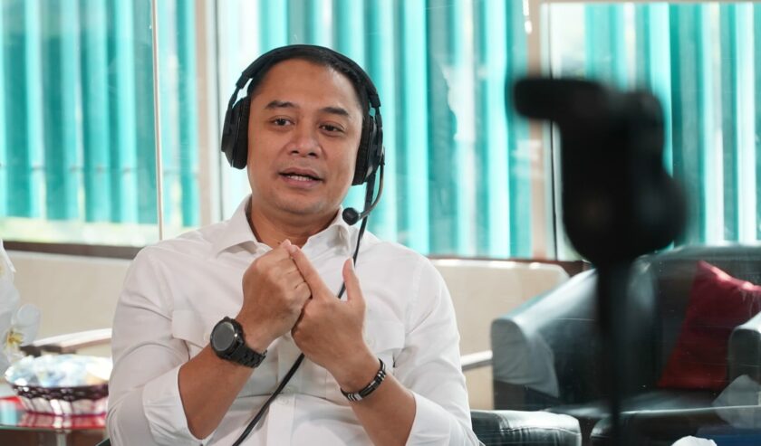 Eri Cahyadi Wali Kota Surabaya dalam talkshow Semanggi Suroboyo di Radio Suara Surabaya dengan topik Merawat Kota Surabaya, Jumat pagi (12/1/2024). Foto: Chandra suarasurabaya.net