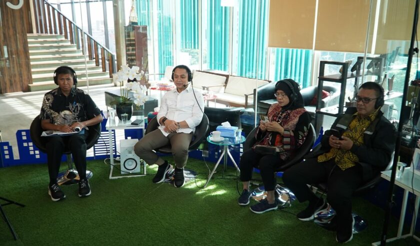 Eri Cahyadi Wali Kota Surabaya didampingi M Fikser Kepala Satpol PP Kota Surabaya, Erna Purnawati Asisten I Pememerintah Kota Surabaya, dan Agus Imam Sonhaji Asisten II Pememerintah Kota Surabaya dalam talkshow Semanggi Suroboyo di Radio Suara Surabaya dengan topik Merawat Kota Surabaya, Jumat pagi (12/1/2024). Foto: Chandra suarasurabaya.net