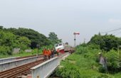 Lokomotif kereta api Pandalungan yang keluar dari jalur rel di wilayah Tanggulangin, Sidoarjo, Minggu (14/1/2024). Foto: Risky suarasurabaya.net