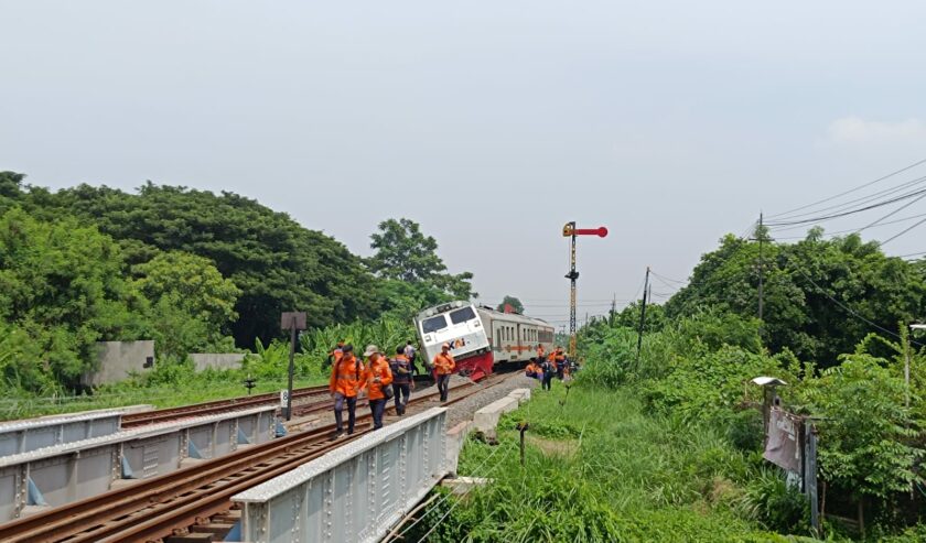 Lokomotif kereta api Pandalungan yang keluar dari jalur rel di wilayah Tanggulangin, Sidoarjo, Minggu (14/1/2024). Foto: Risky suarasurabaya.net