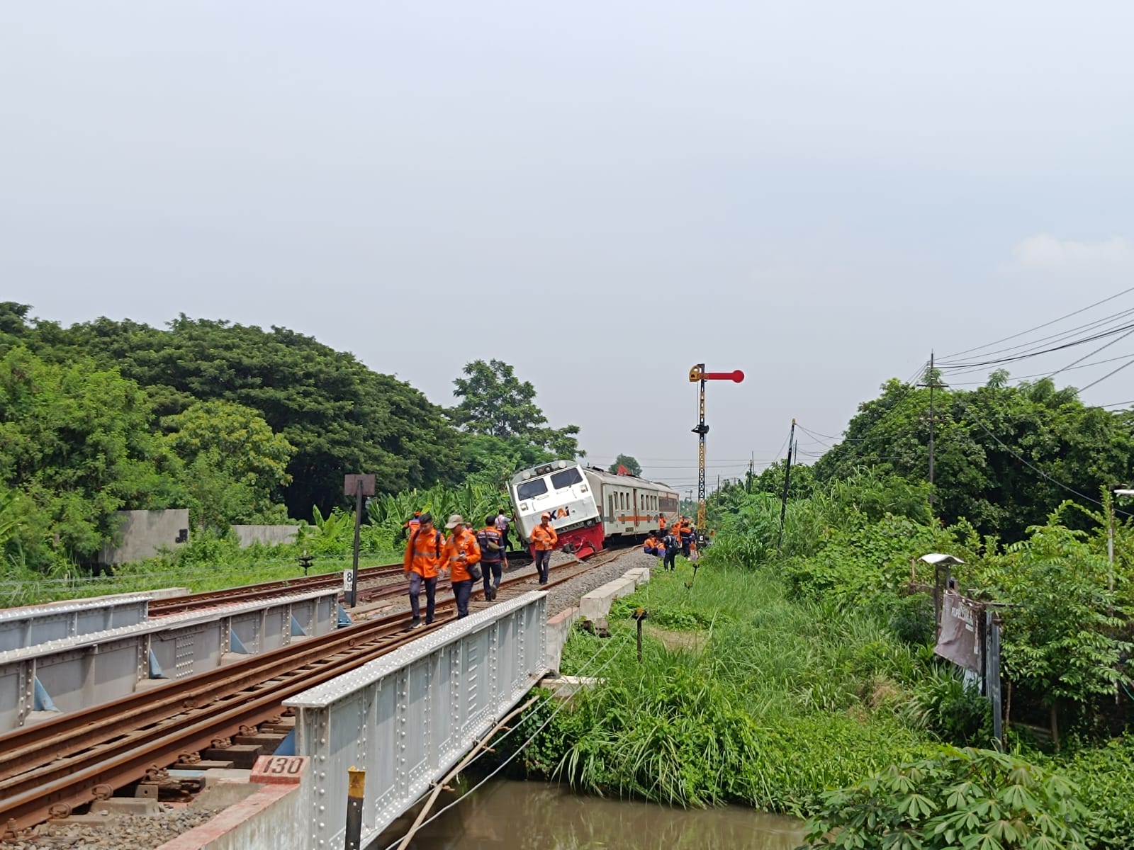 Lokomotif kereta api Pandalungan yang keluar dari jalur rel di wilayah Tanggulangin, Sidoarjo, Minggu (14/1/2024). Foto: Risky suarasurabaya.net