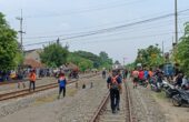 Kondisi di dekat lokasi kejadian kereta api keluar rel di Tanggulangin Sidoarjo, Minggu (14/1/2024). Foto: Risky suarasurabaya.net