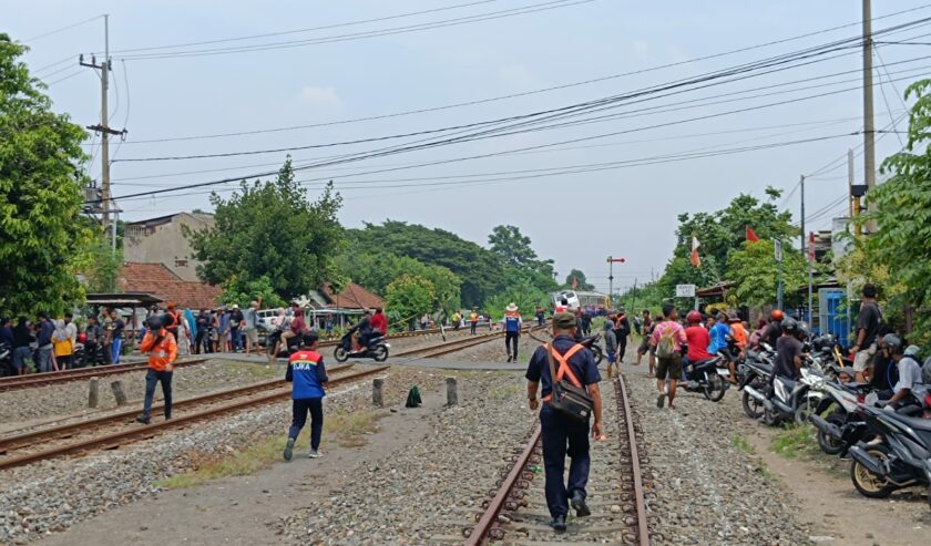 Kondisi di dekat lokasi kejadian kereta api keluar rel di Tanggulangin Sidoarjo, Minggu (14/1/2024). Foto: Risky suarasurabaya.net