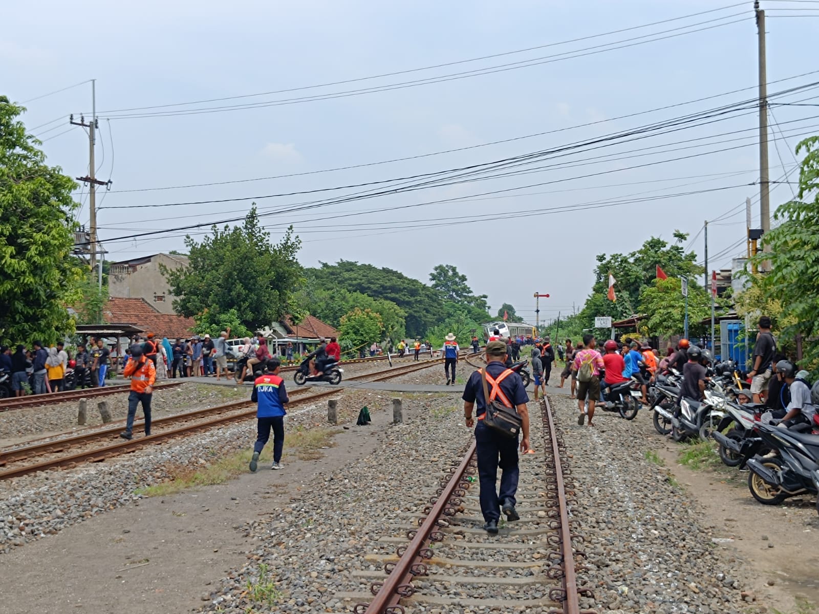 Kondisi di dekat lokasi kejadian kereta api keluar rel di Tanggulangin Sidoarjo, Minggu (14/1/2024). Foto: Risky suarasurabaya.net