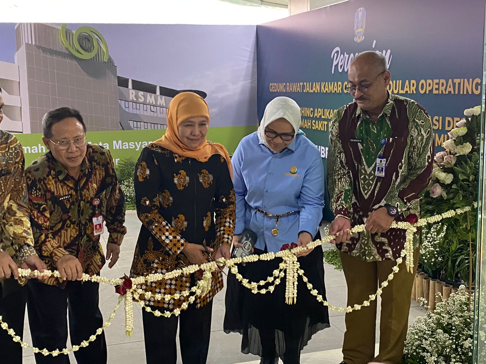 Khofifah Indar Parawansa Gubernur Jatim waktu memotong pita gedung baru RSMM Jatim, Selasa (16/1/2024). Foto: Wildan suarasurabaya.net