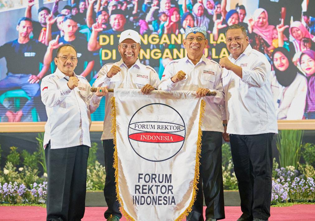 Nurhasan (dua dari kiri) rektor Universitas Negeri Surabaya (Unesa) resmi memimpin Forum Rektor Indonesia (FRI) periode 2023-2024 setelah ditetapkan dalam Konvensi Kampus XXIX dan Temu Tahunan XXV FRI di Graha Unesa, Surabaya, (16/1/2024). Foto: Unesa