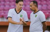 Paul Munster pelatih saat berdiskusi dengan Uston Nawawi asisten pelatih Persebaya dalam sesi latihan. Foto: Persebaya