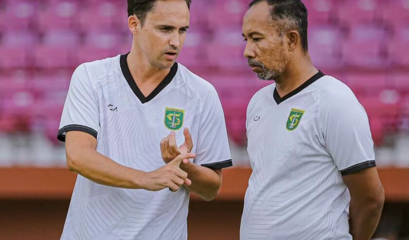 Paul Munster pelatih saat berdiskusi dengan Uston Nawawi asisten pelatih Persebaya dalam sesi latihan. Foto: Persebaya