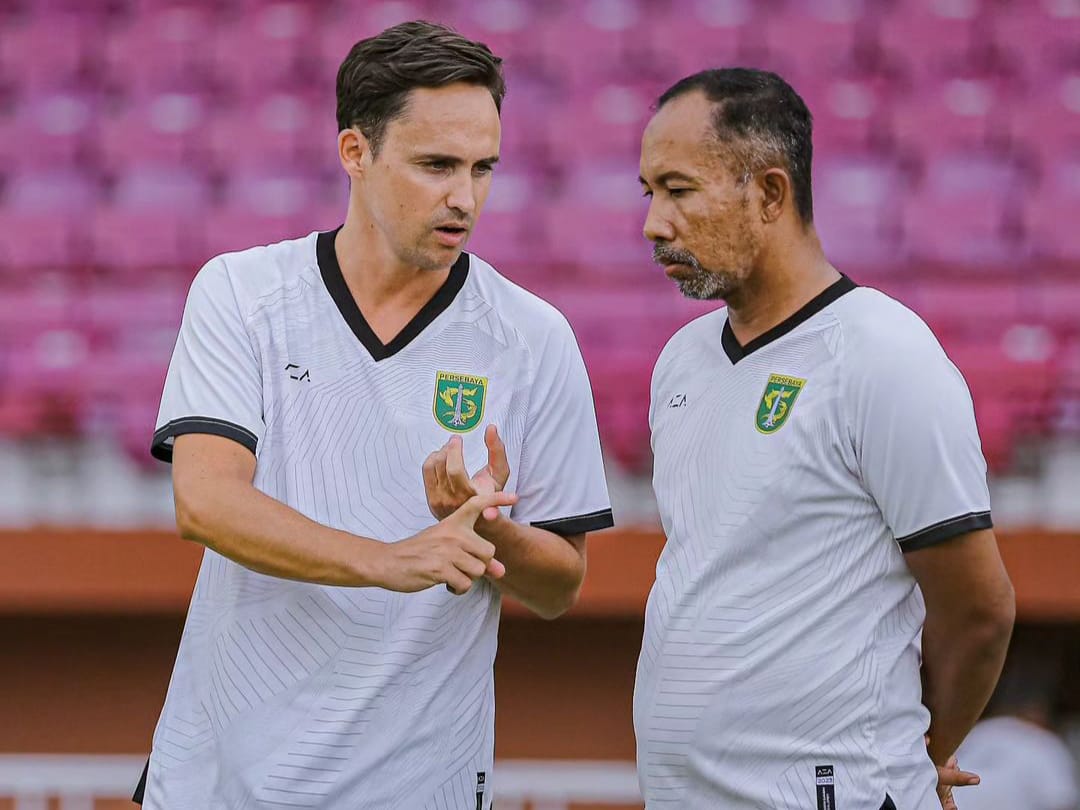 Paul Munster pelatih saat berdiskusi dengan Uston Nawawi asisten pelatih Persebaya dalam sesi latihan. Foto: Persebaya