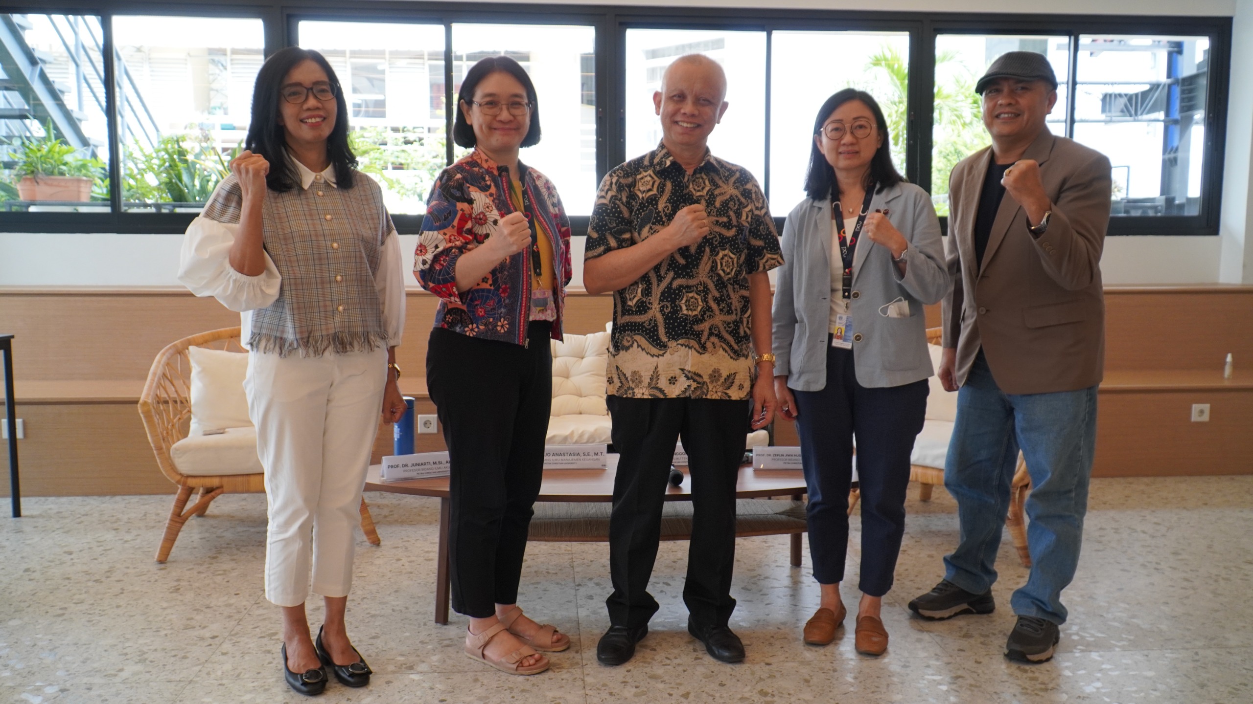 Universitas Kristen (UK) Petra Surabaya menambah empat guru besar dari dua fakultas yang berbeda, yakni Fakultas Teknologi Industri dan Fakultas Bisnis dan Manajemen, pada Selasa (16/1/2024). Foto: UK Petra