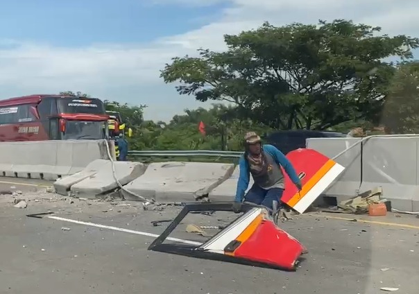 Bus Harapan Jaya jatuh di pintu Tol Mojokerto dan terjatuh