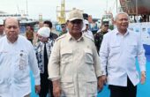 Prabowo Subianto Menhan RI saat meninjau pembangunan kapal perang di PT. PAL Indonesia, Surabaya, Selasa (23/1/2024). Foto: Risky suarasurabaya.net