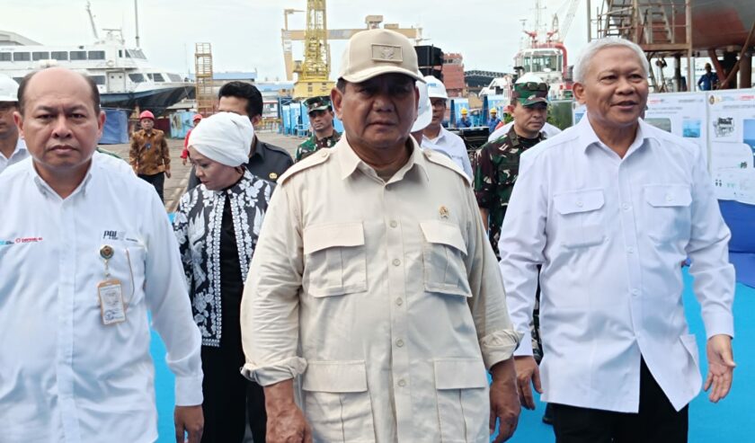 Prabowo Subianto Menhan RI saat meninjau pembangunan kapal perang di PT. PAL Indonesia, Surabaya, Selasa (23/1/2024). Foto: Risky suarasurabaya.net