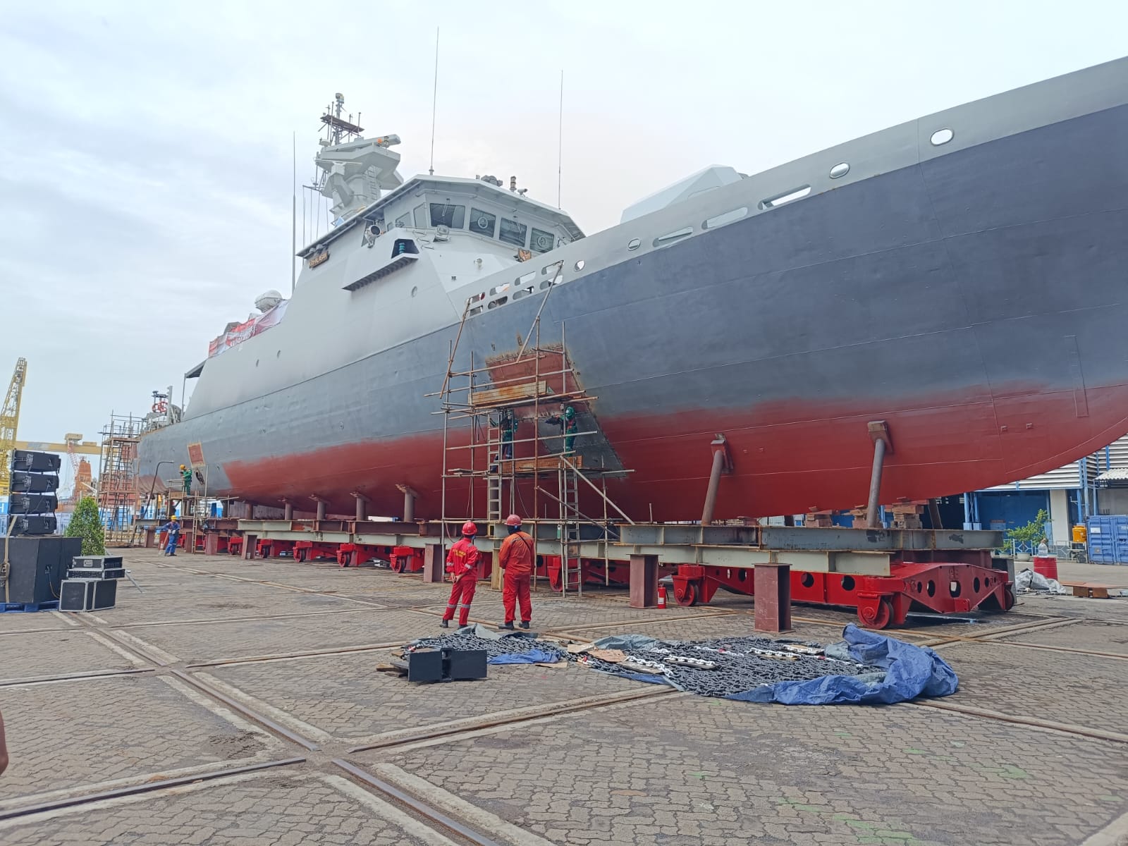 Proses pembangunan kapal di Divisi Kapal Perang PT. PAL Indonesia, Surabaya, Selasa (23/1/2024). Foto: Risky suarasurabaya.net