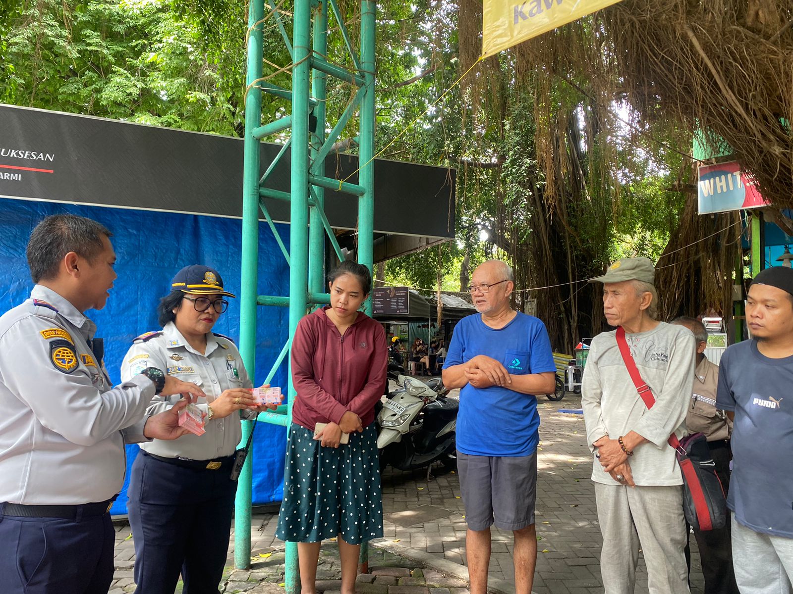 Dishub Surabaya saat sosialisasi pada pedagang Sentra Wisata Kuliner Taman Bungkul bakal dititipi penjualan voucher parkir, Rabu (24/1/2024). Foto: Meilita suarasurabaya.net