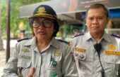 Kiri ke kanan: Jeane Taroreh Kepala UPTD Parkir Dishub Surabaya dan Affan Abdillah Kasubbag TU UPTD Parkir Dishub Surabaya, Rabu (24/1/2024). Foto: Meilita suarasurabaya.net