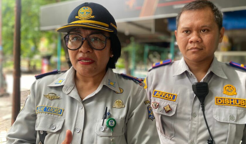 Kiri ke kanan: Jeane Taroreh Kepala UPTD Parkir Dishub Surabaya dan Affan Abdillah Kasubbag TU UPTD Parkir Dishub Surabaya, Rabu (24/1/2024). Foto: Meilita suarasurabaya.net