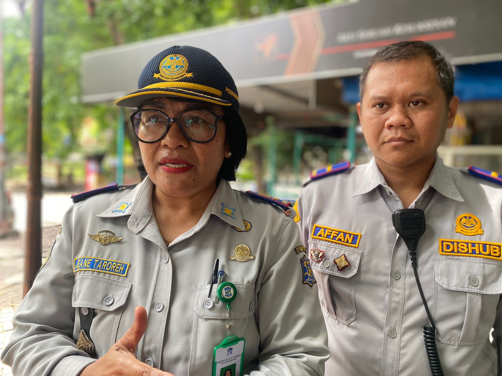 Kiri ke kanan: Jeane Taroreh Kepala UPTD Parkir Dishub Surabaya dan Affan Abdillah Kasubbag TU UPTD Parkir Dishub Surabaya, Rabu (24/1/2024). Foto: Meilita suarasurabaya.net