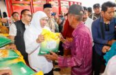 Khofifah Indar Parawansa Gubernur Jatim waktu membagikan bansos di Bangkalan, Madura. Foto: Humas Pemprov Jatim.