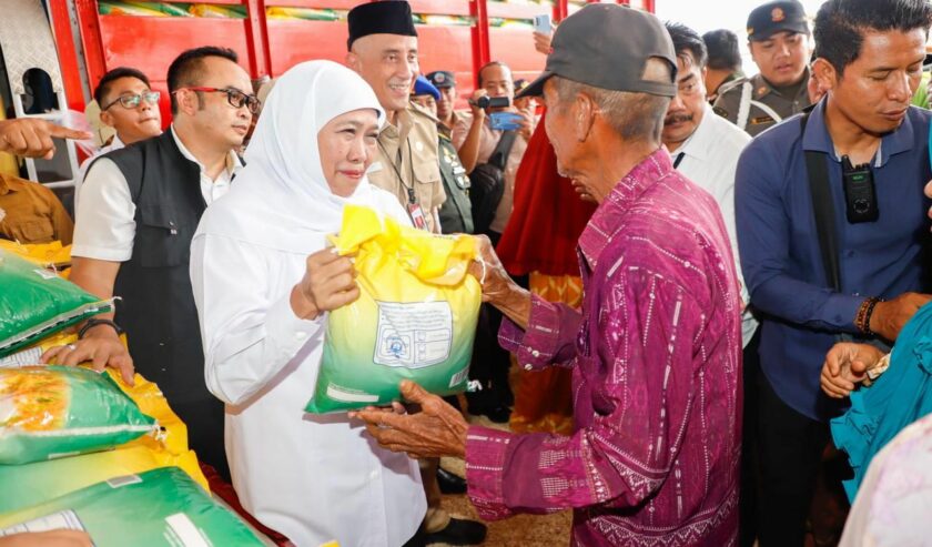 Khofifah Indar Parawansa Gubernur Jatim waktu membagikan bansos di Bangkalan, Madura. Foto: Humas Pemprov Jatim.