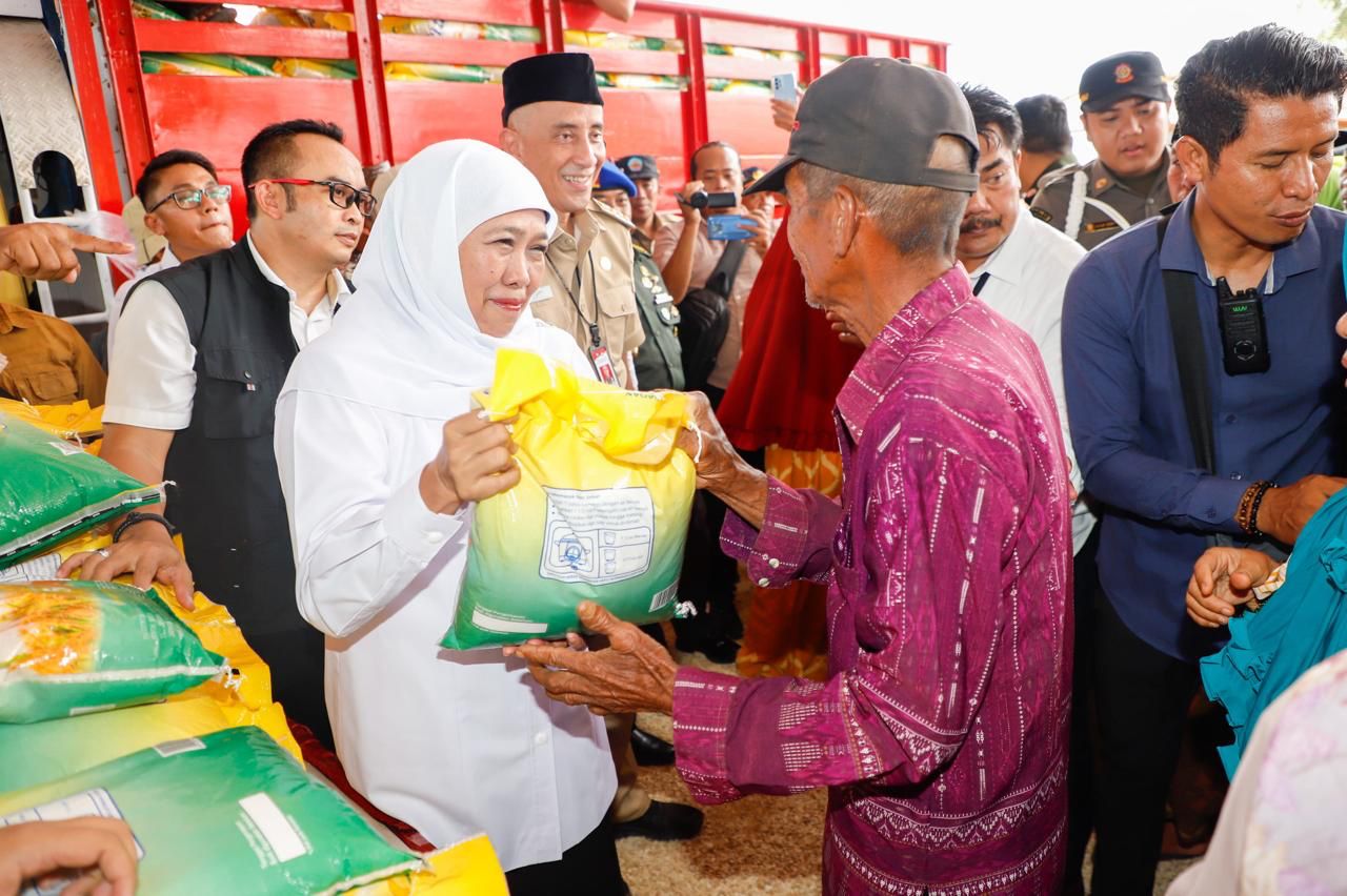 Khofifah Indar Parawansa Gubernur Jatim waktu membagikan bansos di Bangkalan, Madura. Foto: Humas Pemprov Jatim.