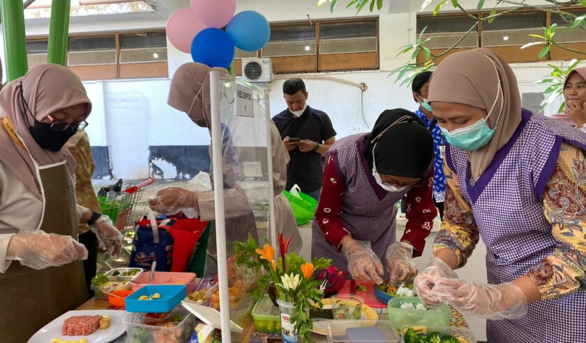 Lomba menyiapkan makanan bergizi usia satu sampai dua tahun yang digelar RSUD Dr. Soetomo memeringati Hari Gizi Nasional, Kamis (25/1/2024). Foto: Meilita suarasurabaya.net