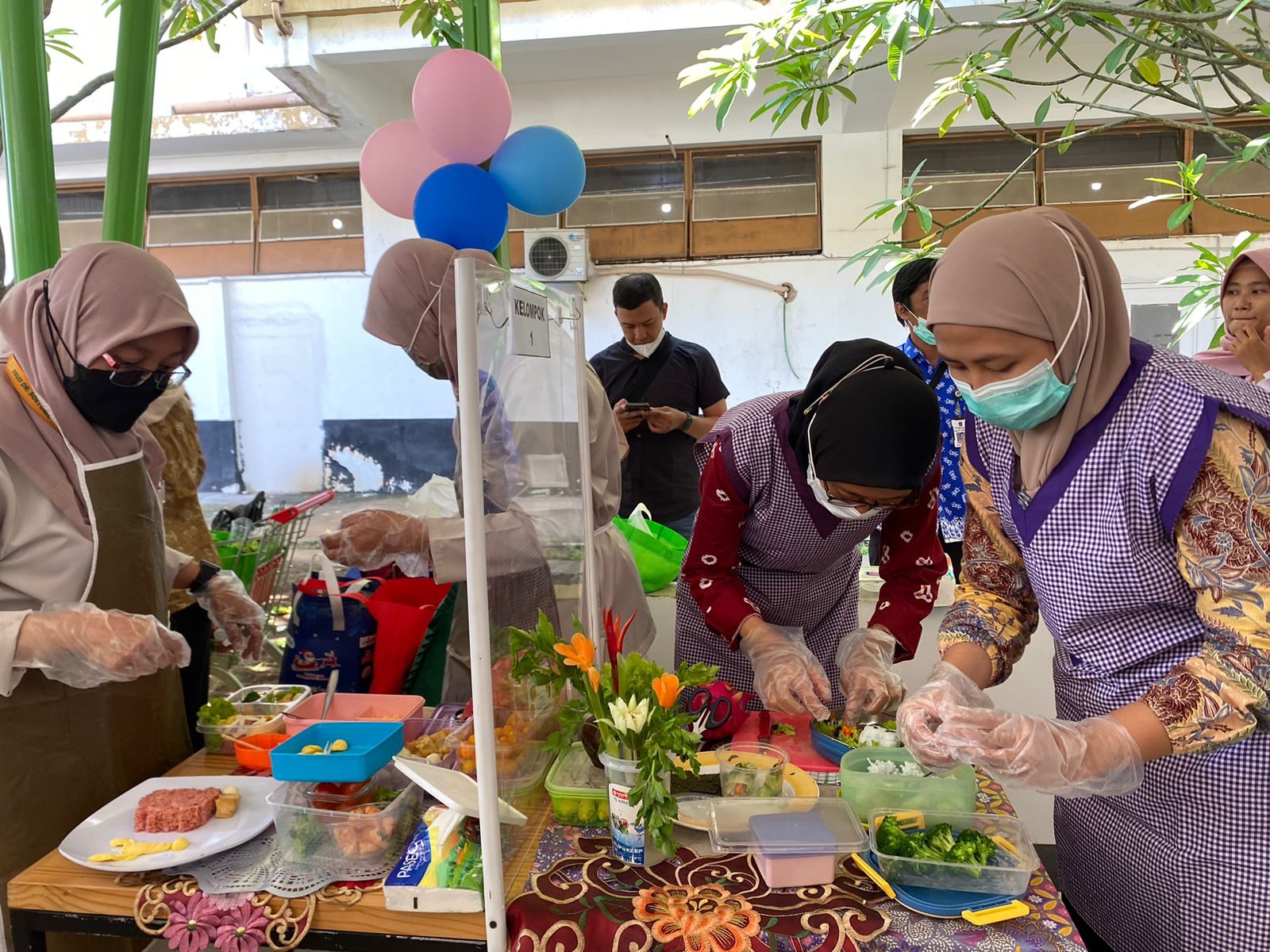 Lomba menyiapkan makanan bergizi usia satu sampai dua tahun yang digelar RSUD Dr. Soetomo memeringati Hari Gizi Nasional, Kamis (25/1/2024). Foto: Meilita suarasurabaya.net