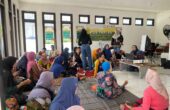 Puluhan pedagang Pasar Nambangan saat mengikuti pelatihan live TikTok yang digelar Dinkopumdag Surabaya, Kamis (25/1/2024). Foto: Meilita suarasurabaya.net