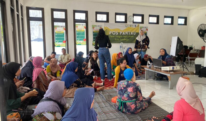 Puluhan pedagang Pasar Nambangan saat mengikuti pelatihan live TikTok yang digelar Dinkopumdag Surabaya, Kamis (25/1/2024). Foto: Meilita suarasurabaya.net