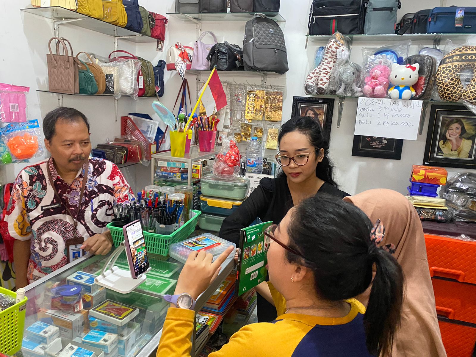 Pedagang alat tulis di Pasar Nambangan saat mempraktikkan berjualan dengan siaran langsung TikTok di hadapan pelatih dan Dinkopumdag Surabaya, Kamis (25/1/2024). Foto: Meilita suarasurabaya.net