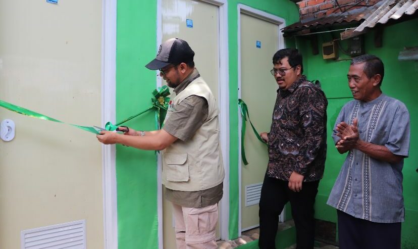 PT PET dan LMI saat menyerahkan sanitasi MCK ke warga Jagir Wonokromo, Kamis (25/1/2024). Foto: Humas LMI