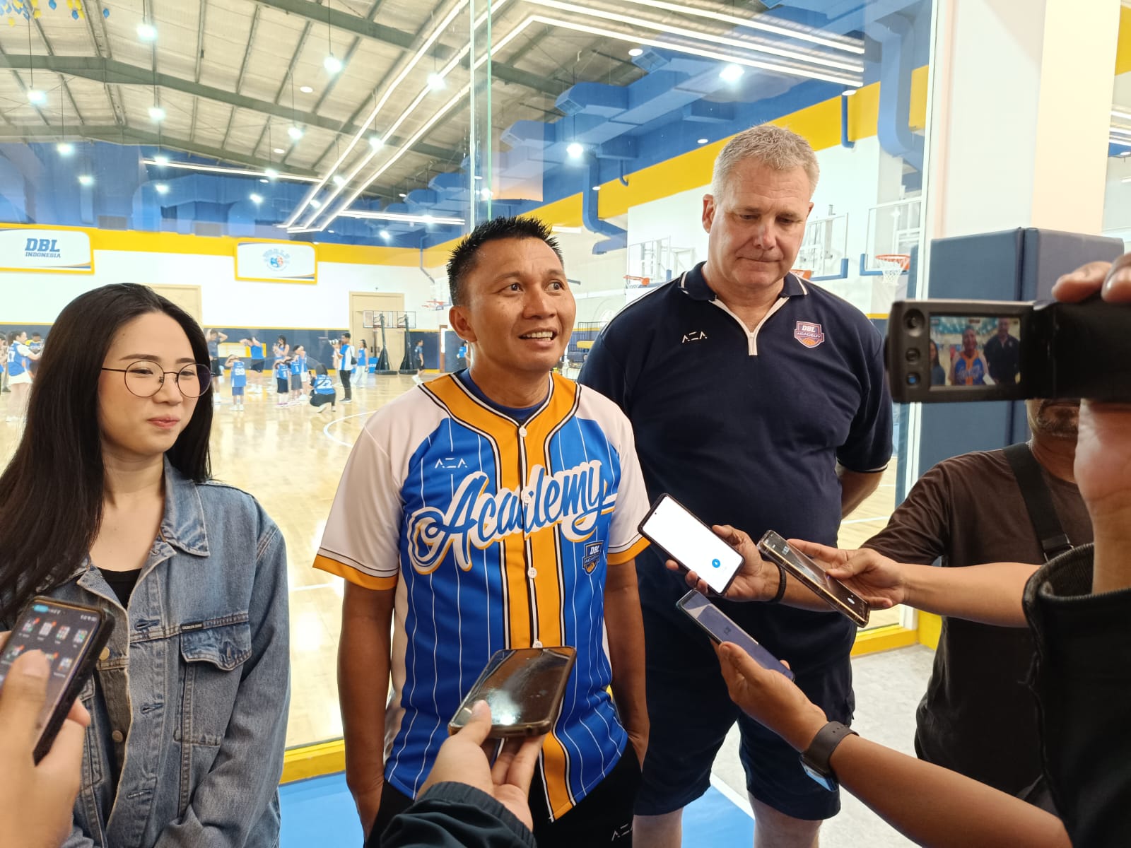 Azrul Ananda (tengah) CEO dan Founder DBL Indonesia bersama Andrew Vlahov legenda basket Australia yang menjadi Direktur Teknik ketika berada di DBL Academy Pakuwon City Mall Surabaya, Sabtu (27/1/2024). Foto: Risky suarasurabaya.net