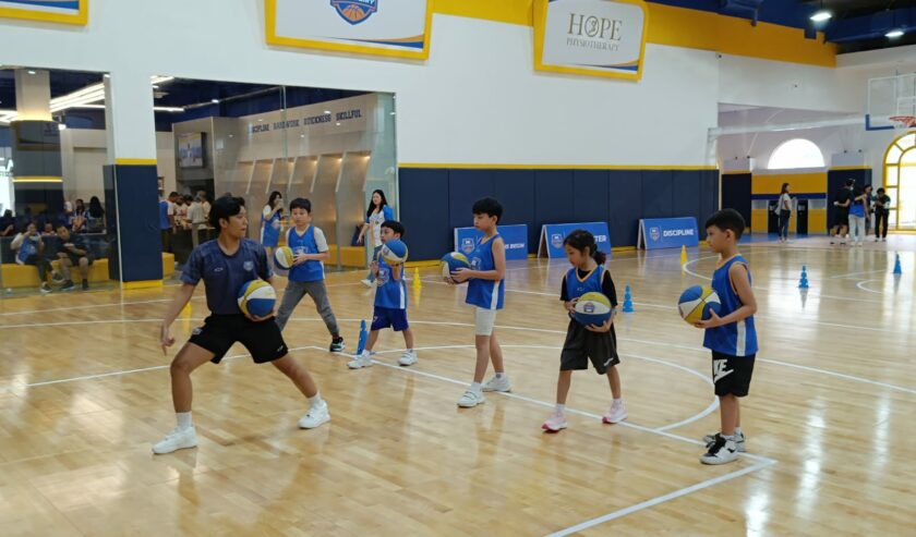 Sesi latihan basket di DBL Academy Pakuwon City Mall Surabaya, Sabtu (27/1/2024). Foto: Risky suarasurabaya.net