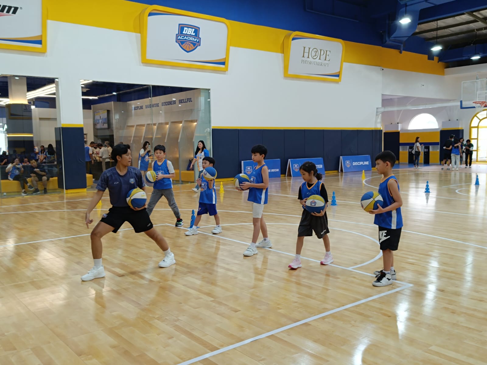 Sesi latihan basket di DBL Academy Pakuwon City Mall Surabaya, Sabtu (27/1/2024). Foto: Risky suarasurabaya.net