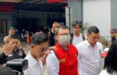 GRT tersangka penganiayaan korban DSA hingga meninggal dunia waktu dilimphkan ke Kejari Surabaya, Senin (29/1/2024). Foto: Wildan suarasurabaya.net